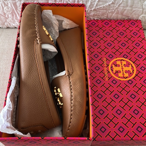 Tory Burch Everly Driver Leather Loafer Shoe Brand New Size 8 Tan Brass NWT - Picture 12 of 15